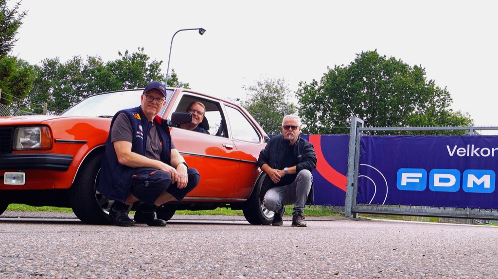 Løbsledelsen for FDM Jyllandsringen Classic er samlet ved FDM Jyllandsringen i forbindelse med planlægningen. Fra venstre: Løbsleder, Kurt Rasmussen, Hans-Jørn Søgård og Frits G. Nielsen.
(Foto: Bjarne Andersen)